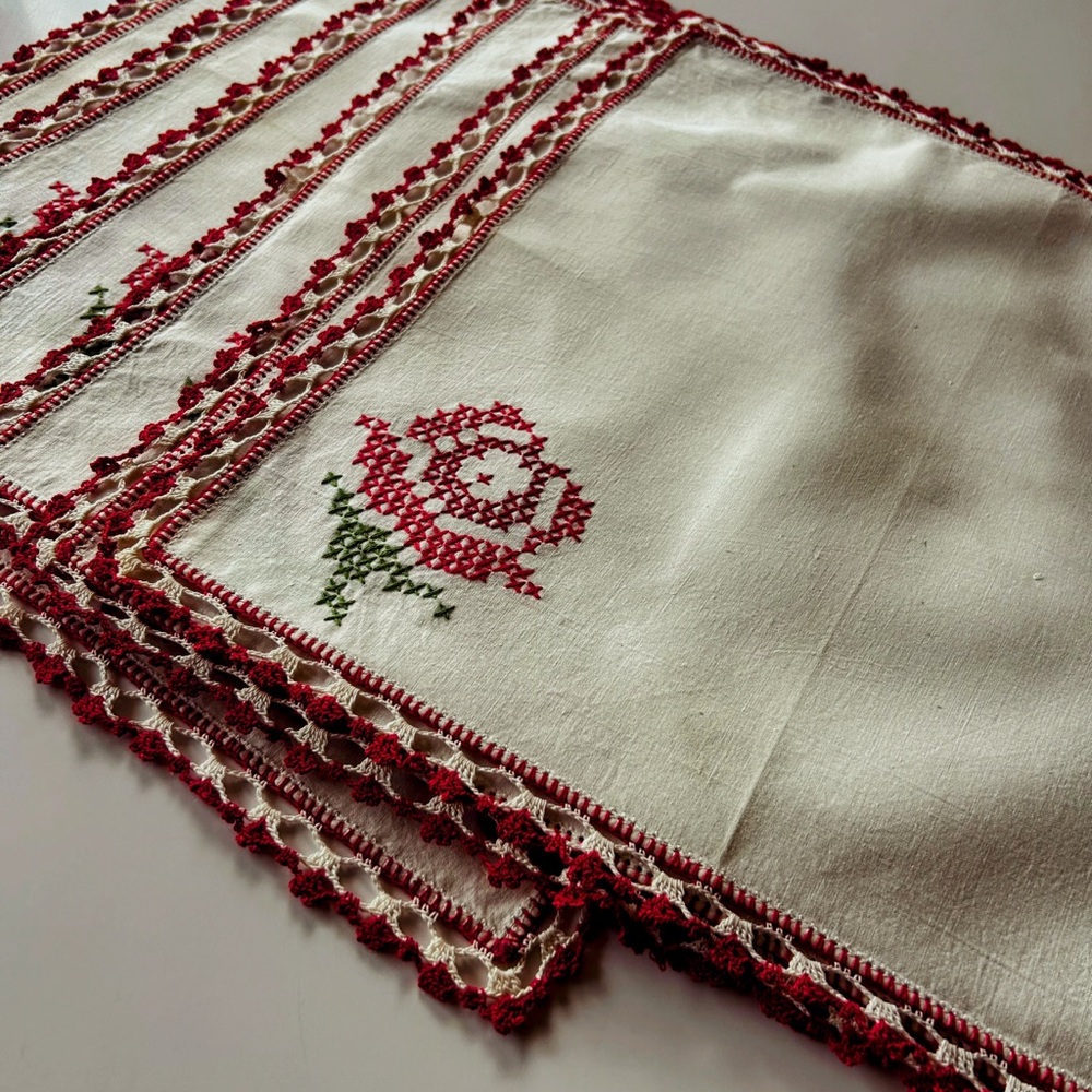 Set of Vintage Style Embroidered Cotton Napkins with Crochet Lace embroidered
